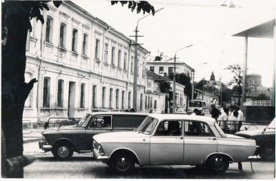 Прикрепленное изображение: Кирова пр-т5б на д №27 (маг.-рест. Океан) и ул Октябрьскую 1979г 221540.jpg